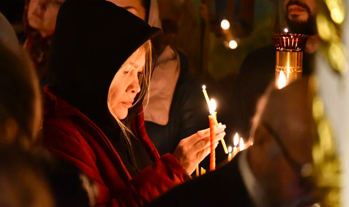 Фото Сотни прихожан пришли на ночную пасхальную службу в Вознесенский собор Новосибирска – 20 кадров 8 - Сиб.ФМ Фото Сотни прихожан пришли на ночную пасхальную службу в Вознесенский собор Новосибирска – 20 кадров 8